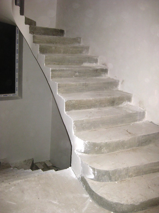 Бетонные лестницы на третий этаж частного дома под дубовые белые ступени. Воронеж, посёлок Первозданный