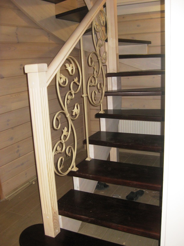 Кованная деревянная лестница – деревянные косоуры, кованое ограждение лестницы