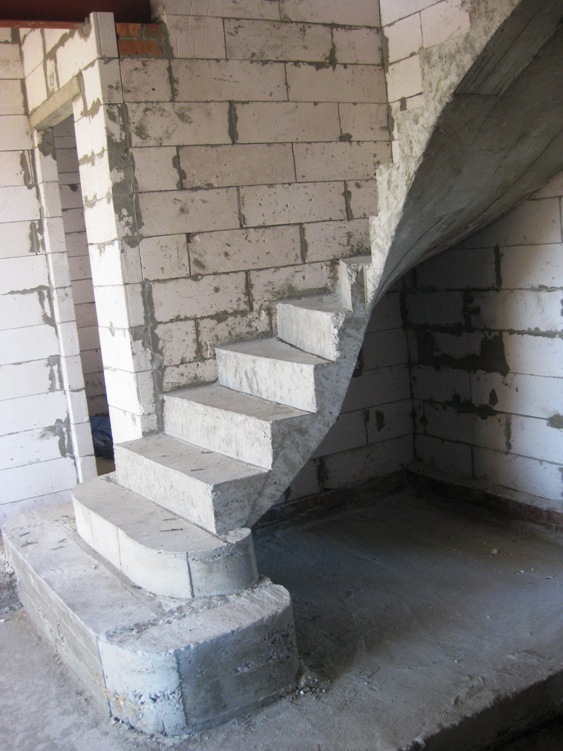 Веерная двухмаршевая лестница монолитная треxэтажного частного дома с площадкой на второй этаж. Снегири Воронежской области