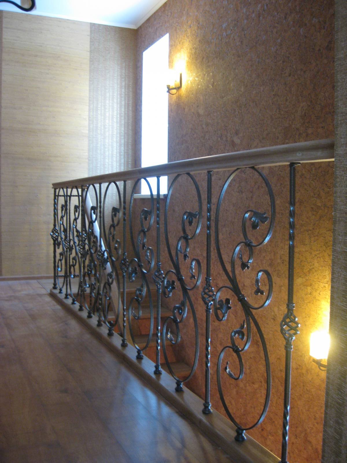 Воронеж. Изготовление деревянной лестницы второго этажа дома с коваными элементами