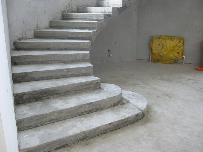 Лестница из бетона готова к обшивке и отделке