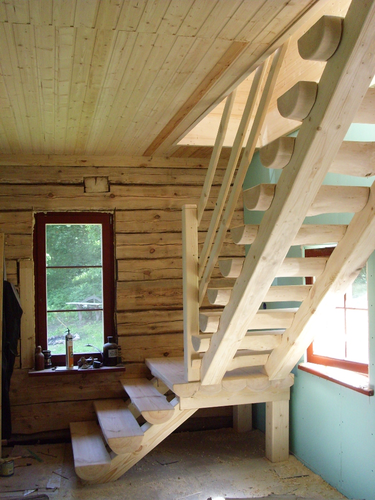 Лестница из бревна деревянная
