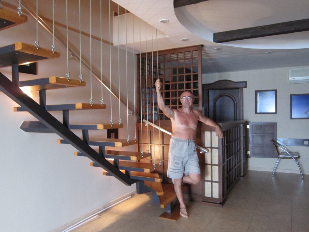 Лестница на центральном косоуре в 3-х этажном доме Воронежа