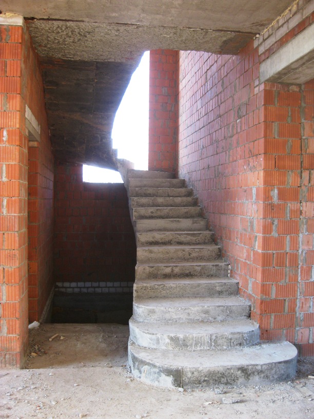 Лестница с поворотом на 180 градусов железобетонная