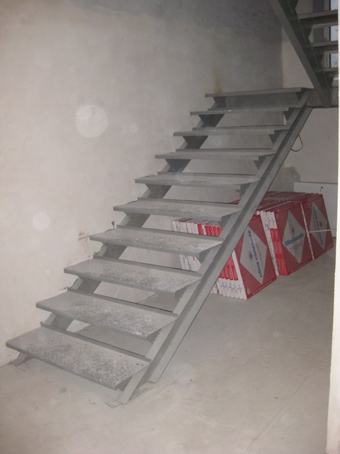 Металлический каркас для дубовой лестницы в Ступино