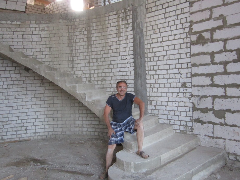 Межэтажная окраска лестницы в поселке Первозданный Воронежа