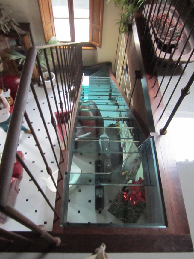 Стеклянная лестница на деревянных тетивах
