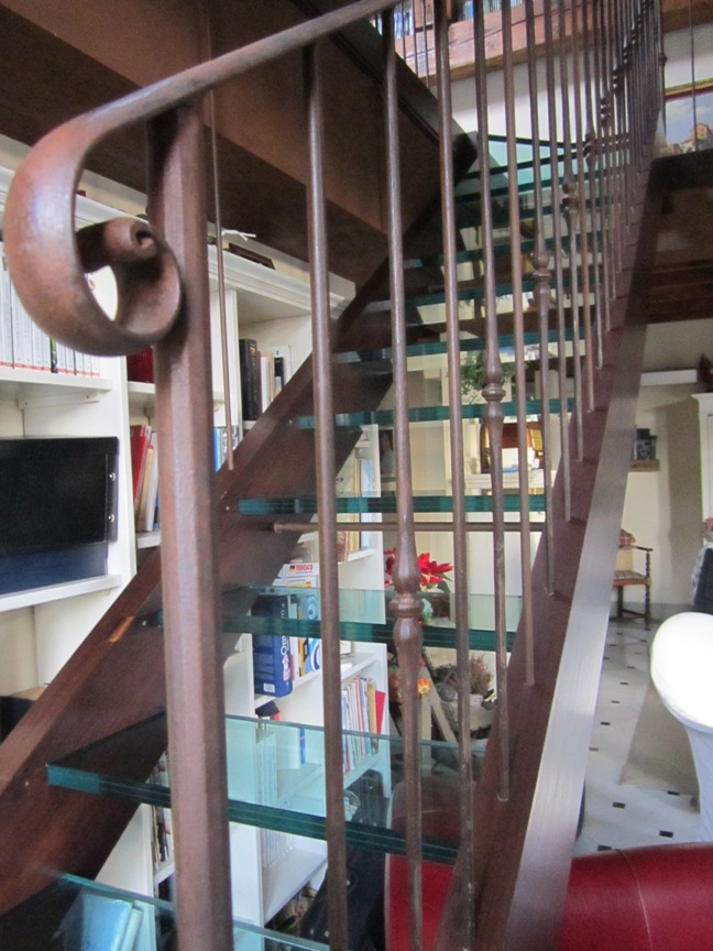 Стеклянная лестница на деревянных тетивах