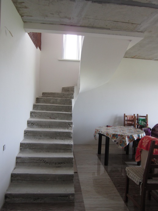 Лестница в Борках ждет отделки и ограждения - в остальном бетонная лестница готова